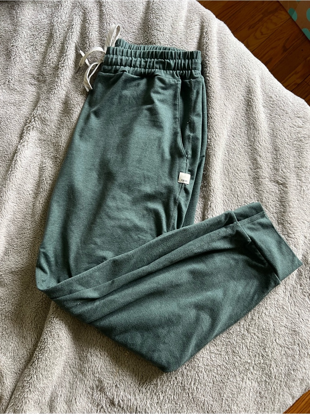 Vuori Women’s Green Performance Joggers Small - Picture 2 of 6